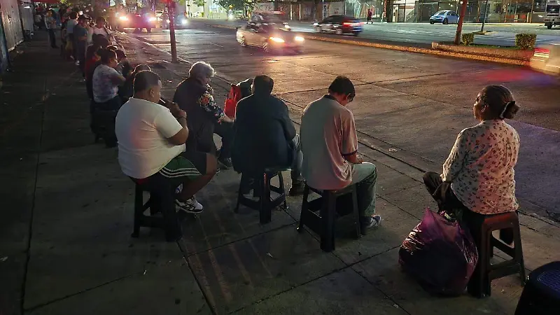 Usuarios esperan a oscuras el transporte público 4